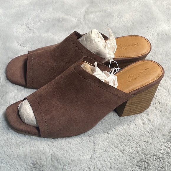 Universal Threat - Heeled Sandals - Picture 2 of 9